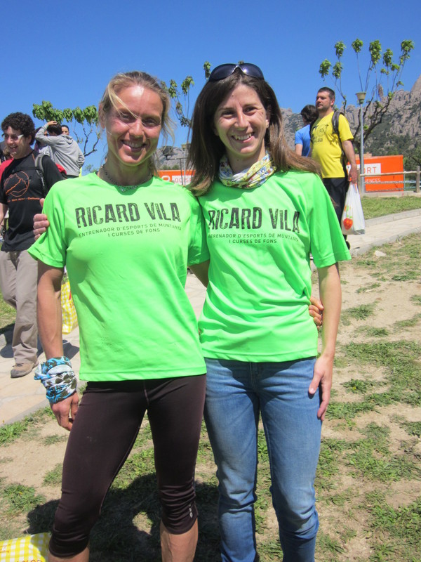 Raquel Velasco i Cèlia Tajada amb l'equipació de Ricard Vila