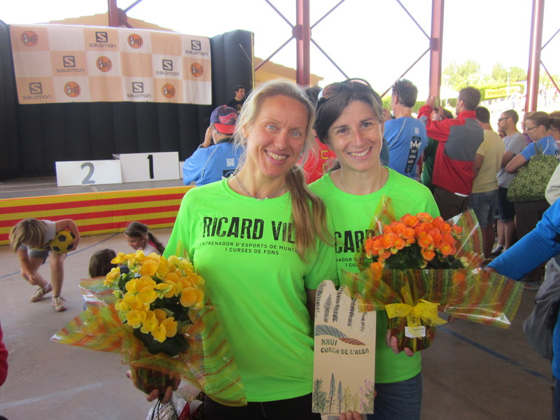 Pòdium de Raquel Velasco i Celia Tajada a la cursa de l'Alba 2013 amb l'equipació de Ricard Vila