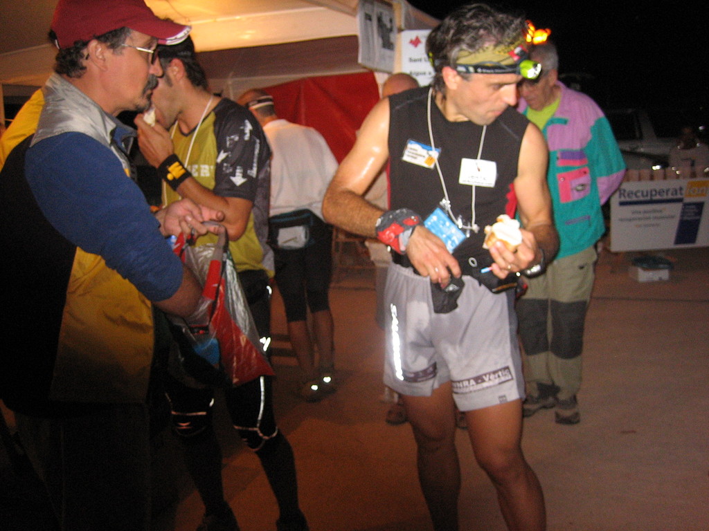 Ricard Vila avituallament Txesc Teres a Matagalla-Montserrat