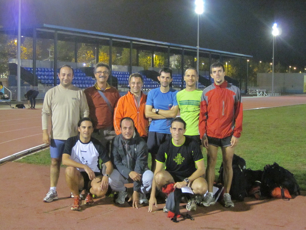 Grup d'entrenament de Ricard Vila a les pistes d'atletisme de Cornellà
